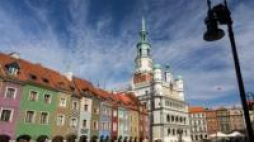 Renesansowy ratusz i domki budnicze na Starym Rynku w Poznaniu. Fot. PAP/A. Ciereszko
