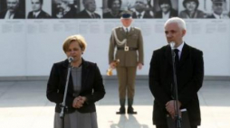 Bliscy ofiar katastrofy J. Przewoźnik i T. Komornicki podczas otwarcia wystawy „Smoleńskie Portrety”.Fot. PAP/P.Supernak
