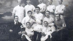 Grupa sanitariuszy ratujących rannych po bitwie włocławskiej. 1914 r. Fot. ze zb. Muzeum Ziemi Kujawskiej i Dobrzyńskiej
