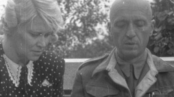Organizator i dyrektor warszawskiego zoo dr Jan Żabiński z żoną Antoniną. Maj 1947 r. Fot. PAP/CAF/S. Dąbrowiecki