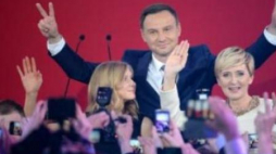 Andrzej Duda z córką Kingą i żoną Agatą podczas wieczoru wyborczego w sztabie w Warszawie. Fot. PAP/J. Turczyk