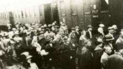 Więźniowie z pierwszego transportu Polaków do Auschwitz na dworcu w Tarnowie. Źródło: Muzeum Auschwitz-Birkenau
