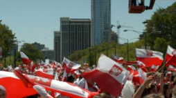 Uliczna parada Polonii z okazji rocznicy uchwalenia Konstytucji 3 Maja. Chicago, 2006 r. Fot. PAP/P. Batorowicz