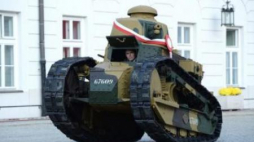 Zabytkowy czołg Renault FT 17 - najstarszego typu czołg, jaki służył w polskim wojsku. Fot. PAP/J. Turczyk