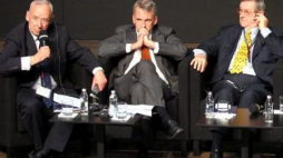 Profesorowie: Andrzej Paczkowski, Timothy Snyder, Norman Davis podczas panelu historycznego w ECS. Fot. PAP/P. Wittman