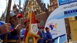 Brama odmierzająca liczbę osób wspierających starania Wrocławia o miano Europejskiej Stolicy Kultury. Fot. PAP/G. Hawałe