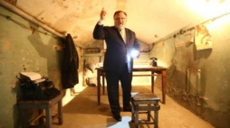 Jacek Pawłowicz z IPN oprowadza po budynku dawnej katowni Gestapo, NKWD i UB w Płocku. Fot. PAP/M. Bednarski