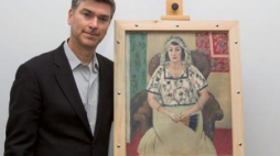 Przedstawiciel spadkobierców Ch. Marinello obok obrazu "Siedząca kobieta" Henri Matisse'a. Fot. PAP/EPA