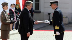 Prezydent Bronisław Komorowski wręcza flagę komandorowi Piotrowi Sikorze. Fot. PAP/T. Gzell