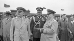 Od lewej: marsz. I. Koniew, marsz. K. Rokossowski i min. obrony ZSRS marsz. G. Żukow. Warszawa. 05.1955. Fot. PAP/CAF