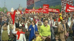Święto Pracy. Pochód pierwszomajowy na ulicy Marszałkowskiej. Warszawa 01.05.1974. Fot. PAP/J. Morek