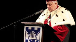 Rektor prof. Kazimierz Furtak, podczas gali jubileuszowej 70-lecia Politechniki Krakowskiej. Fot. PAP/S. Rozpędzik