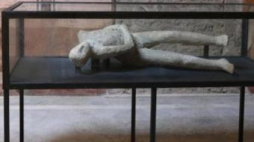 Jeden z odlewów ciał ofiar. Fot. PAP/EPA