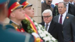 Szefowie MSZ Niemiec i Rosji Frank-Walter Steinmeier i Siergiej Ławrow podczas uroczystości w Wołgogradzie. Fot. PAP/EPA