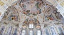 Wielka sala w rezydencji myśliwskiej w Stupinigi koło Turynu. Fot. PAP/EPA