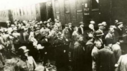 Więźniowie z pierwszego transportu Polaków do Auschwitz na dworcu w Tarnowie. Źródło: Muzeum Auschwitz-Birkenau