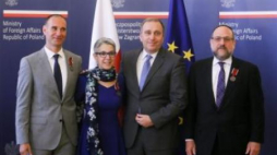 Minister spraw zagranicznych Grzegorz Schetyna oraz laureaci nagrody "Bene Merito" Fot.PAP/Paweł Supernak