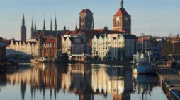 Gdańsk: Długie Pobrzeże, wieże Ratusza Głównego Miasta, Bazyliki Mariackiej i kościoła św. Jana. Fot. PAP/A. Warżawa