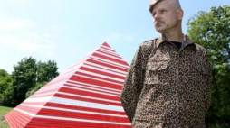 Maurycy Gomulicki obok swojej pracy "Piramida" Fot.PAP/Stanisław Rozpędzik
