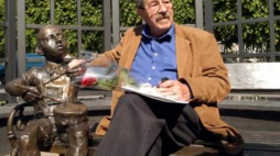 Guenter Grass na ławeczce Oskarka. Fot. PAP/S. Kraszewski