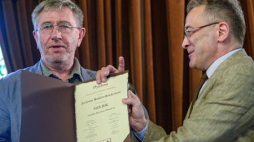 Jerzy Radziwiłowicz odbiera z rąk Adama Pomorskiego Nagrodę Warszawskiej Premiery Literackiej Fot.PAP/Jakub Kamiński