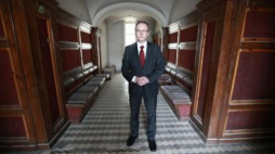 Prezes IPN Łukasz Kamiński w budynku dawnej katowni gestapo, NKWD i UB w Płocku. Fot. PAP/M. Bednarski