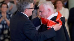 Dominikanin o. Ludwik Wiśniewski odbiera Krzyż Wielki Orderu Odrodzenia Polski. Fot. PAP/J. Turczyk