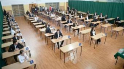 Uczniowie XLI LO im. Joachima Lelewela, przed rozpoczęciem egzaminu maturalnego. Fot. PAP/B. Zborowski