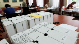 Nauczyciele egzaminatorzy sprawdzają prace maturalne. Fot. PAP/L. Muszyński