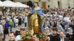 Procesja podczas uroczystości Bożego Ciała w Warszawie.  Fot. PAP/P. Supernak