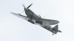 Supermarine Spitfire LF Mk. XVIE podczas 10. Małopolskiego Pikniku Lotniczego. Fot. PAP/S. Rozpędzik