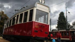 Warszawski zabytkowy tramwaj linii turystycznej "T". Fot. PAP/J. Kamiński