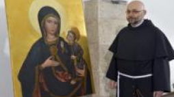 O. Bogdan Kocańda przy obrazie Matki Bożej Rychwałdzkiej Fot.PAP/Jacek Bednarczyk