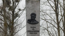 Pomnik Iwana Czerniachowskiego w Pieniężnie. Fot. PAP/T. Waszczuk