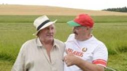 Gerard Depardieu (L) w towarzystwie prezydenta Białorusi Alaksandra Łukaszenki podczas wizyty w tym kraju. Fot. PAP/EPA
