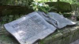 Pamiatkowa tablica w miejscu zamachu na Hitlera. Fot. PAP/M. Kaczyńska
