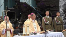Biskup polowy WP Józef Guzdek podczas polowej mszy św. przed Pomnikiem Powstania Warszawskiego. Fot. PAP/R. Pietruszka