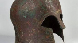 Hełm grecki hoplity typu Myros (koryncki) VI w. p.n.e. Źródło: Muzeum Narodowe w Warszawie