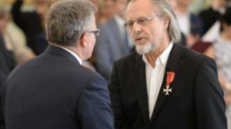 Prezydent Bronisław Komorowski odznacza kompozytora Jana A. P. Kaczmarka. Fot. PAP/J. Turczyk 