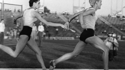 Duet K-K podczas mityngu lekkoatletycznego na stadionie Legii, sierpień 1966 r. Fot. PAP/Olszewski
