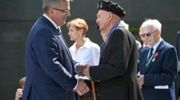 Prezydent Komorowski odznacza Stanisława Brzoskę pseud. Socha Fot. PAP/Jacek Turczyk
