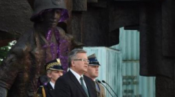 Prezydent Bronisław Komorowski podczas uroczystości przed Pomnikiem Powstania Warszawskiego. Fot. PAP/R. Pietruszka