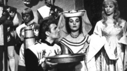 Scena z filmu "Krzyżacy" - M. Kalenik (Zbyszko), L. Winnicka (księżna) i G. Staniszewska (Danuśka). Fot. PAP/CAF