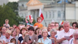 Mieszkańcy stolicy na pl. Piłsudskiego śpiewają (nie) zakazane piosenki powstańcze. 01.08.2014. Fot. PAP/L. Szymański