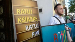 Szef Komitetu Ratowania PIW Przemysław Pawlak podczas pikiety w obronie Instytutu. Fot. PAP/J. Kamiński