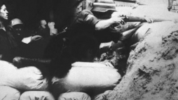 Powstańcza barykada. Warszawa, 1944 r. Fot. PAP/Reprodukcja