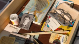 Szuflada z biurka Tadeusza Różewicza. Fot. PAP/M. Kulczyński