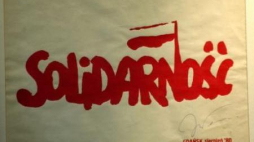Historyczny pierwszy plakat z logo „S”, wymyślony podczas strajku w Stoczni Gdańskiej w 1980 r. Fot. PAP/S. Kraszewski
