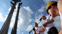 Wnuk Anny Walentynowicz - Piotr i szef NSZZ „S” Piotr Duda podczas obchodów 35-lecia „Solidarności”. Fot. PAP/P. Wittman