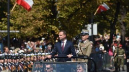 Prezydent Andrzej Duda w asyście gen. M. Gocuła dokonuje przeglądu pododdziałów wojskowych. Fot. PAP/R. Pietruszka